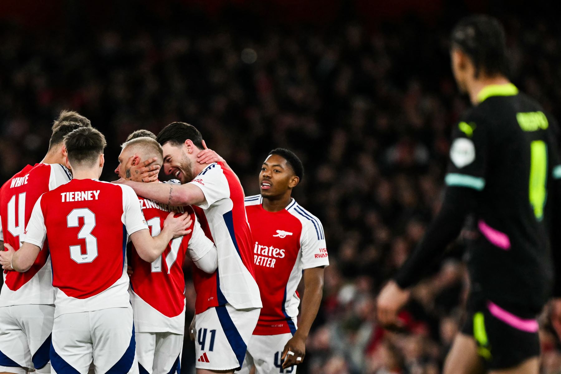 El defensa ucraniano número del Arsenal, Oleksandr Zinchenko, celebra con sus compañeros tras marcar el primer gol de su equipo durante el partido de vuelta de los octavos de final de la UEFA Champions League entre el Arsenal y el PSV Eindhoven en el Emirates Stadium, al norte de Londres.
Foto: AFP