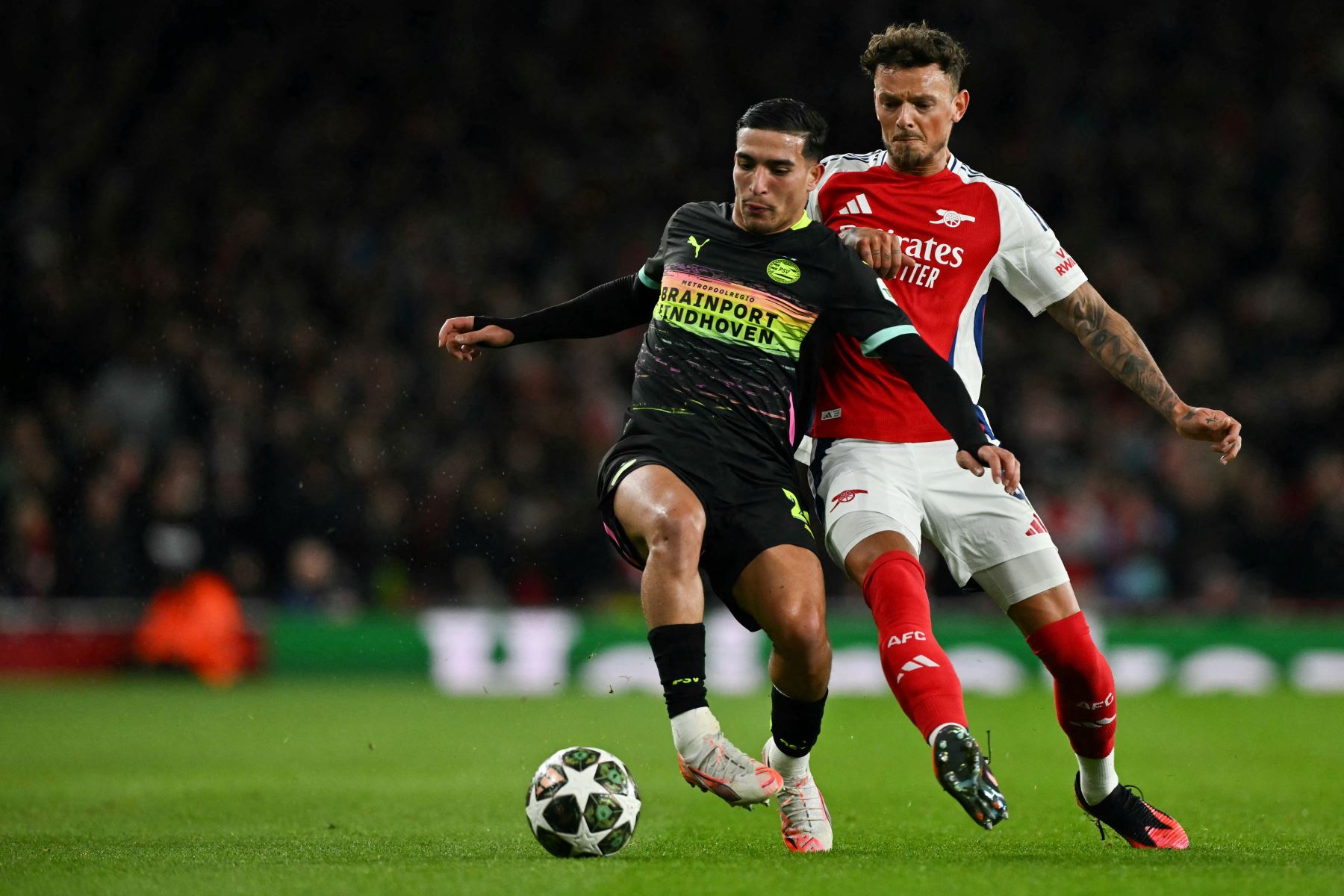 El delantero holandés del PSV Eindhoven, Couhaib Driouech , lucha por el balón con el defensa inglés del Arsenal, Ben White, durante el partido de vuelta de los octavos de final de la UEFA Champions League entre el Arsenal y el PSV Eindhoven en el Emirates Stadium, en el norte de Londres.
Foto: AFP