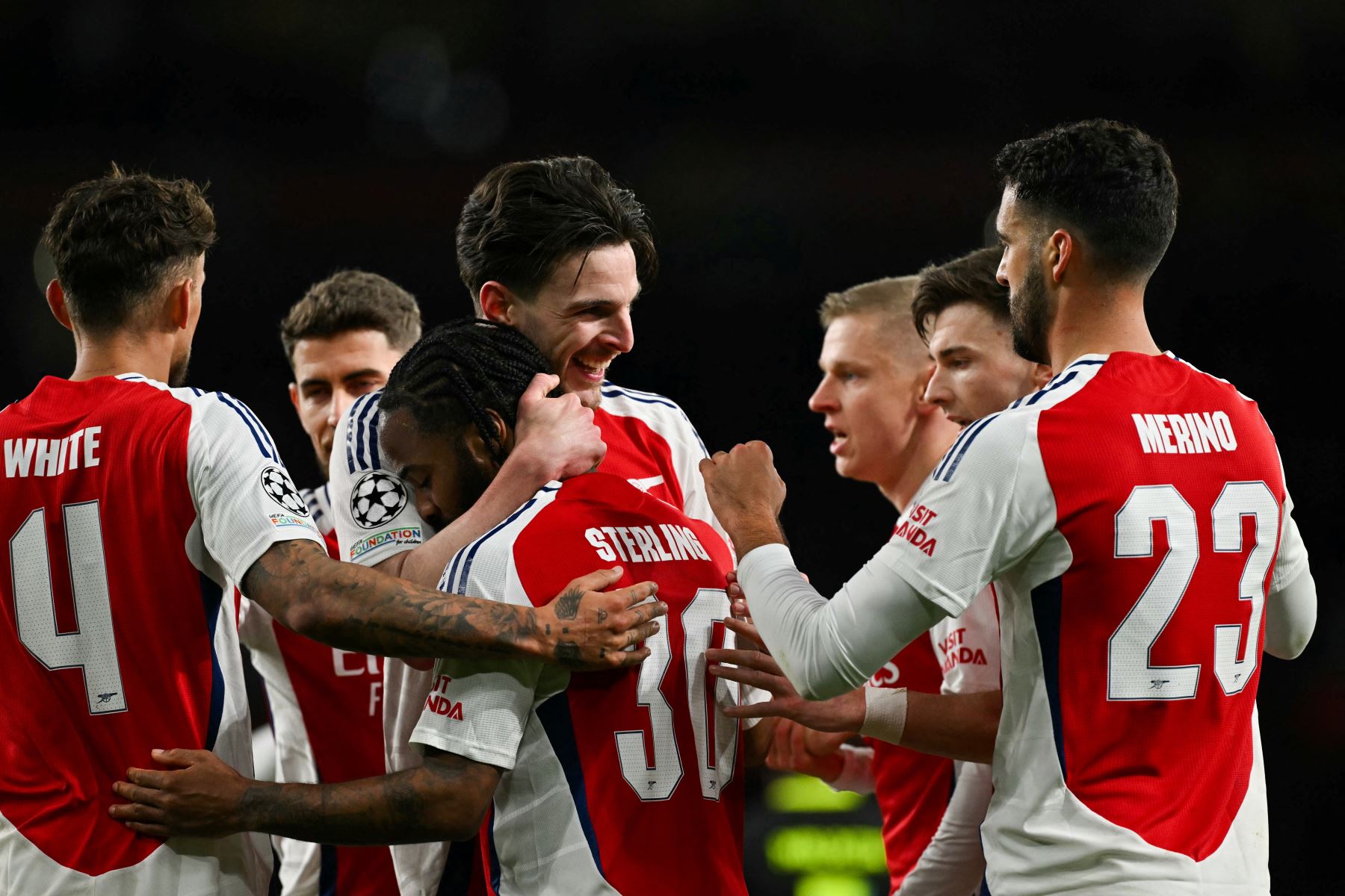 El centrocampista inglés del Arsenal, Declan Rice, celebra con sus compañeros de equipo después de marcar el segundo gol de su equipo durante el partido de vuelta de los octavos de final de la UEFA Champions League entre el Arsenal y el PSV Eindhoven en el Emirates Stadium en el norte de Londres.
Foto: AFP