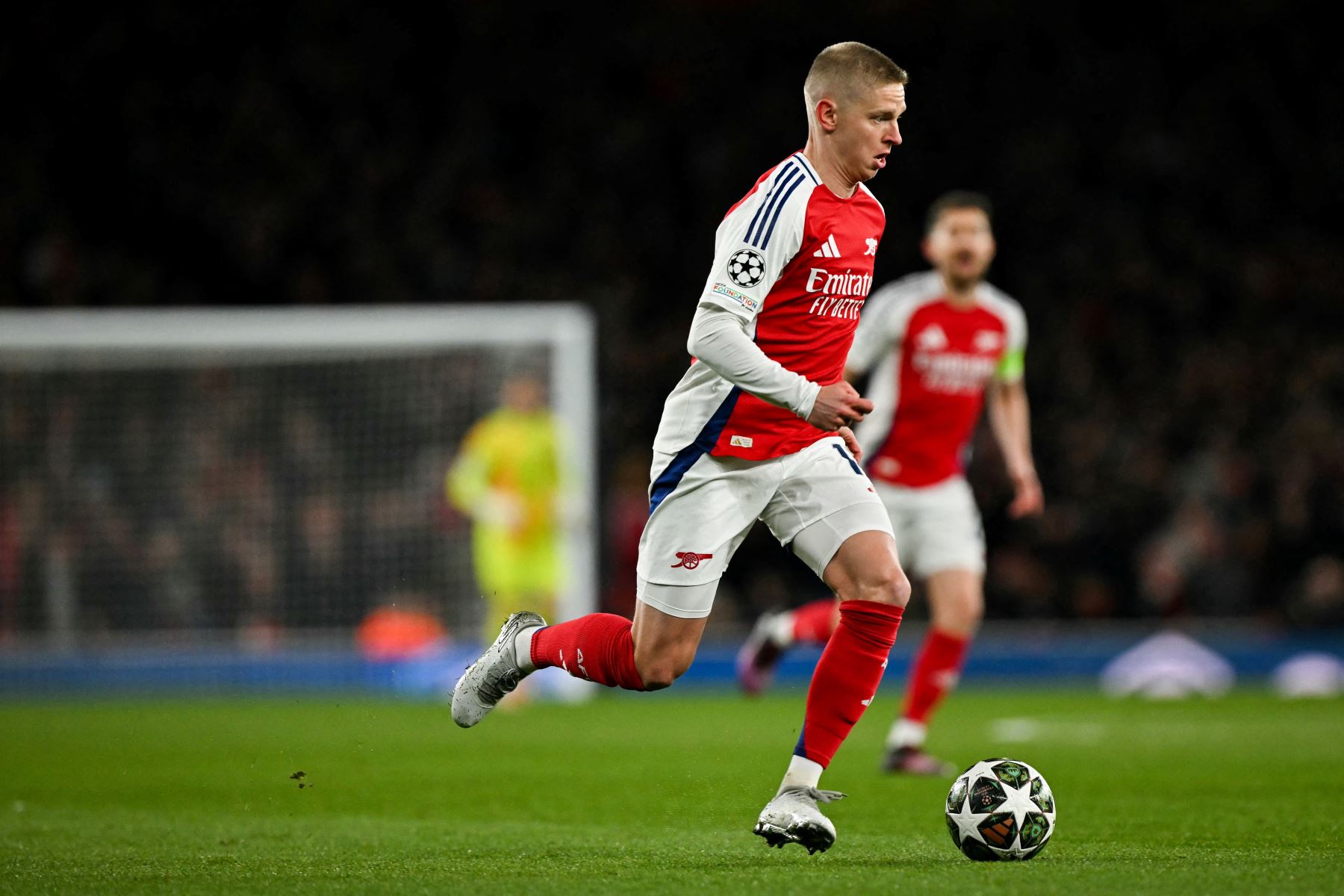 El defensa ucraniano  del Arsenal, Oleksandr Zinchenko, controla el balón durante el partido de vuelta de los octavos de final de la UEFA Champions League entre el Arsenal y el PSV Eindhoven en el Emirates Stadium en el norte de Londres.
Foto: AFP