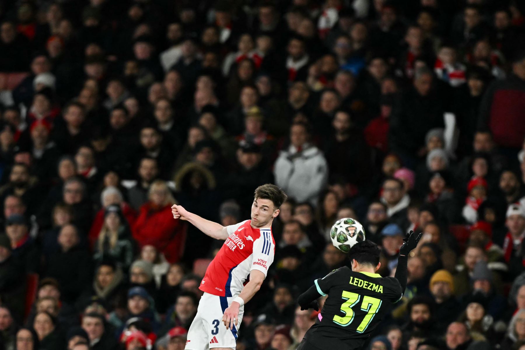 El defensor escocés  del Arsenal, Kieran Tierney , lucha por el balón con el mediocampista estadounidense del PSV Eindhoven, Richard Ledezma, durante el partido de vuelta de los octavos de final de la UEFA Champions League entre el Arsenal y el PSV Eindhoven en el Emirates Stadium en el norte de Londres.
Foto: AFP