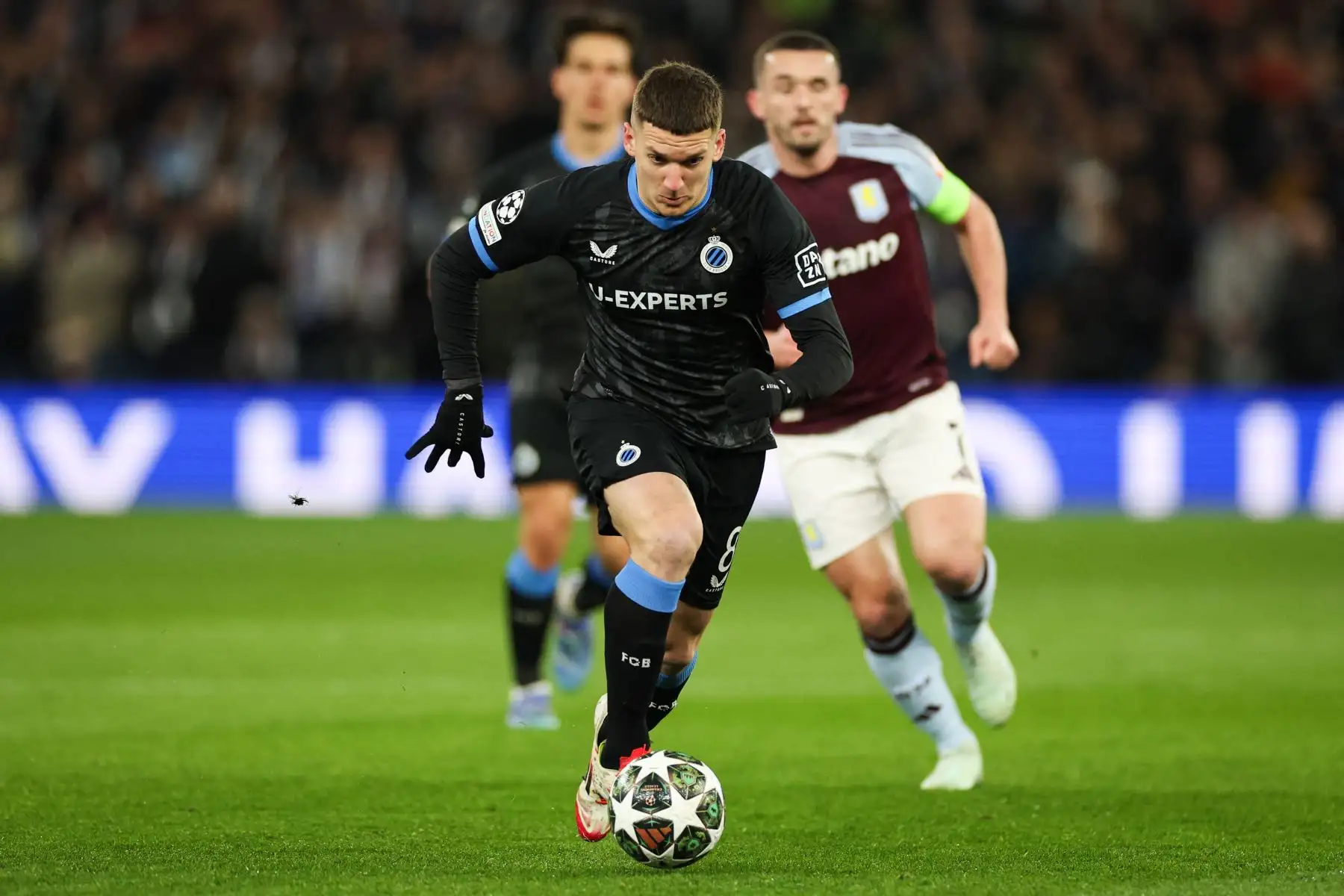 El delantero griego del Club Brugge  Christos Tzolis controla el balón durante los últimos 16 partidos de fútbol de la Liga de Campeones de la UEFA entre el Aston Villa y el Club Brugge. Foto: AFP