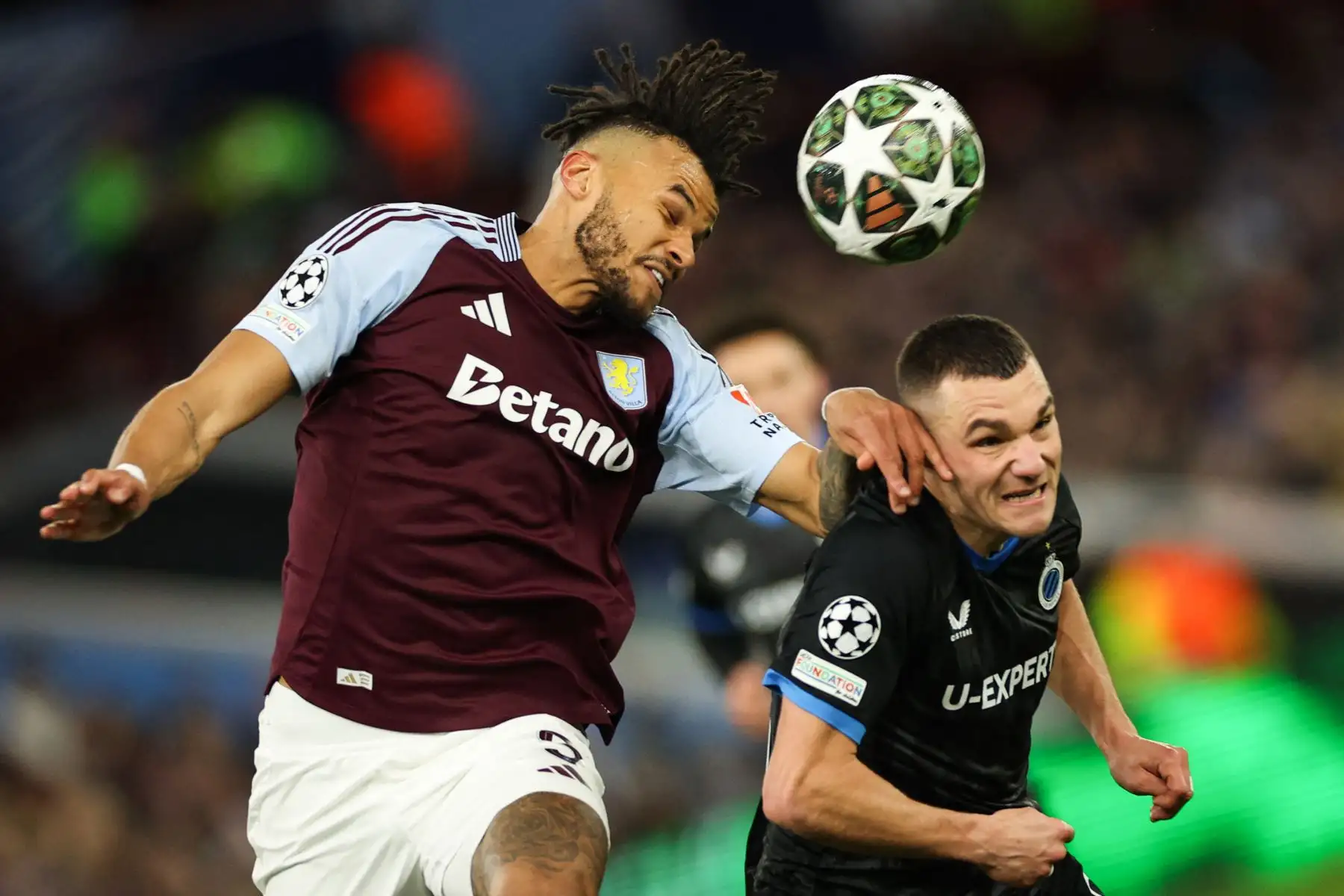El defensor inglés del Aston Villa  Tyrone Mings  lucha por el balón con el delantero español del Club Brugge  Ferran Jutgla durante los últimos 16 partidos de fútbol de la Liga de Campeones de la UEFA entre el Aston Villa y el Club Brugge. AFP
