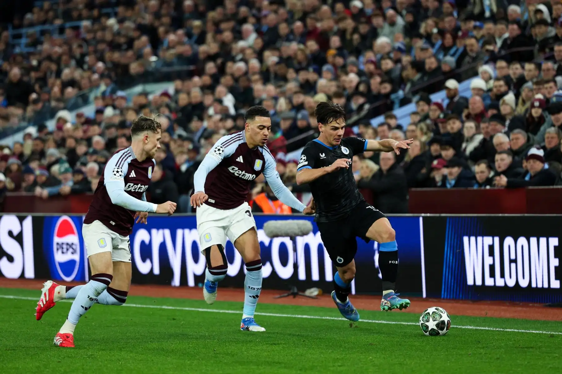 El defensor inglés del Aston Villa  Matty Cash, el mediocampista inglés del Aston Villa  Morgan Rogers y el mediocampista suizo del Club Brugge  Ardon Jashari luchan por el balón durante los últimos 16 partidos de fútbol de la Liga de Campeones de la UEFA entre el Aston Villa y el Club Brugge. AFP