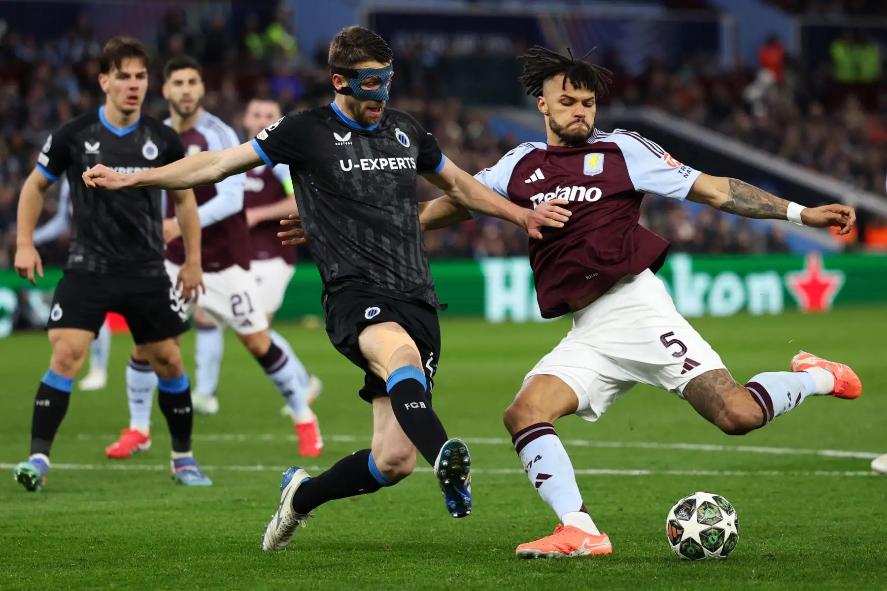 El defensa belga del Club Brugge, Brandon Mechele , lucha por el balón con el defensor inglés del Aston Villa, Tyrone Mings, durante el partido de vuelta de los octavos de final de la UEFA Champions League entre Aston Villa y Club Brugge en Villa Park en Birmingham, centro de Inglaterra.
Foto: AFP