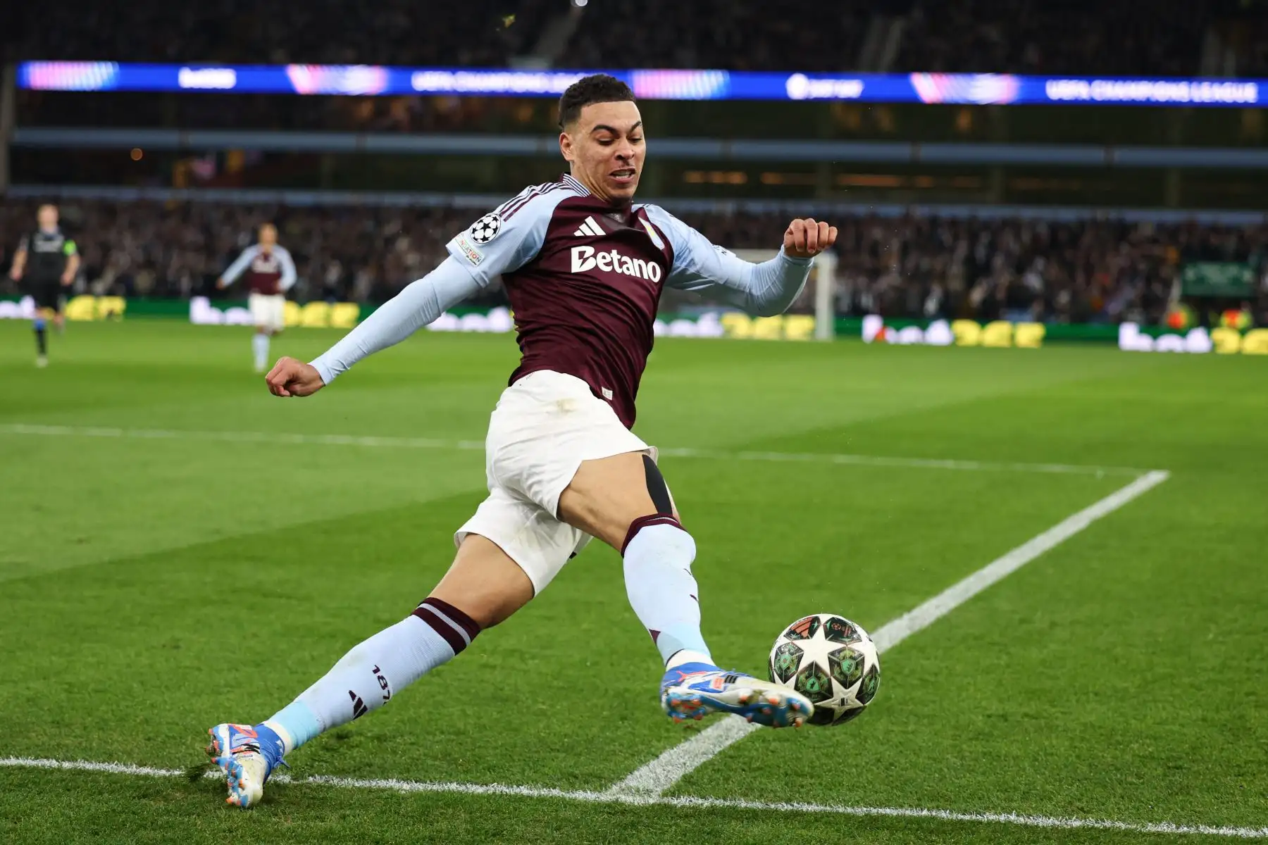 El centrocampista inglés del Aston Villa  Morgan Rogers controla el balón durante los últimos 16 partidos de fútbol de la Liga de Campeones de la UEFA entre el Aston Villa y el Club Brugge. AFP