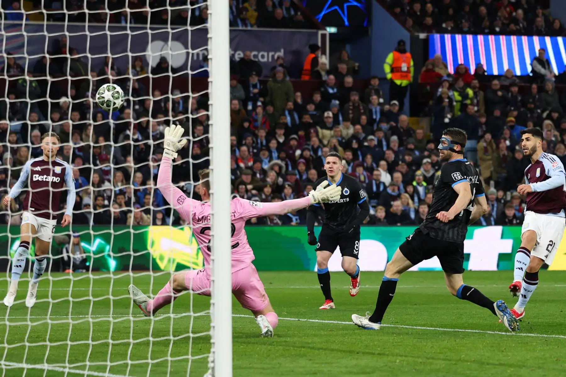 El centrocampista español del Aston Villa, Marco Asensio , dispara y marca el primer gol de su equipo durante el partido de vuelta de los octavos de final de la UEFA Champions League entre Aston Villa y Club Brugge en Villa Park en Birmingham, centro de Inglaterra.
Foto: AFP