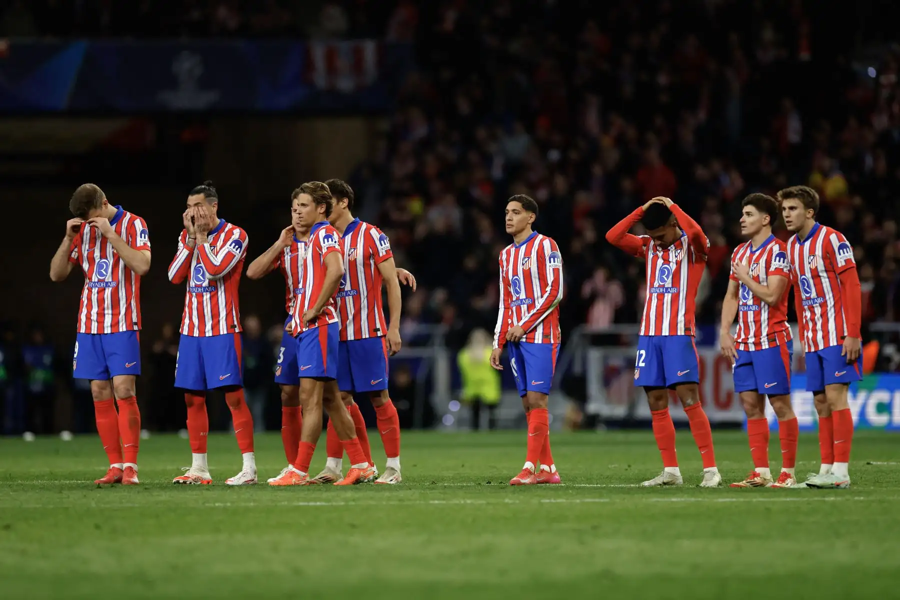 Los jugadores del Atlético de Madrid reaccionan durante la tanda de penaltis en el partido de vuelta de los octavos de final de la Liga de Campeones de la UEFA entre el Club Atlético de Madrid y el Real Madrid CF en el estadio Metropolitano de Madrid.
Foto: AFP
