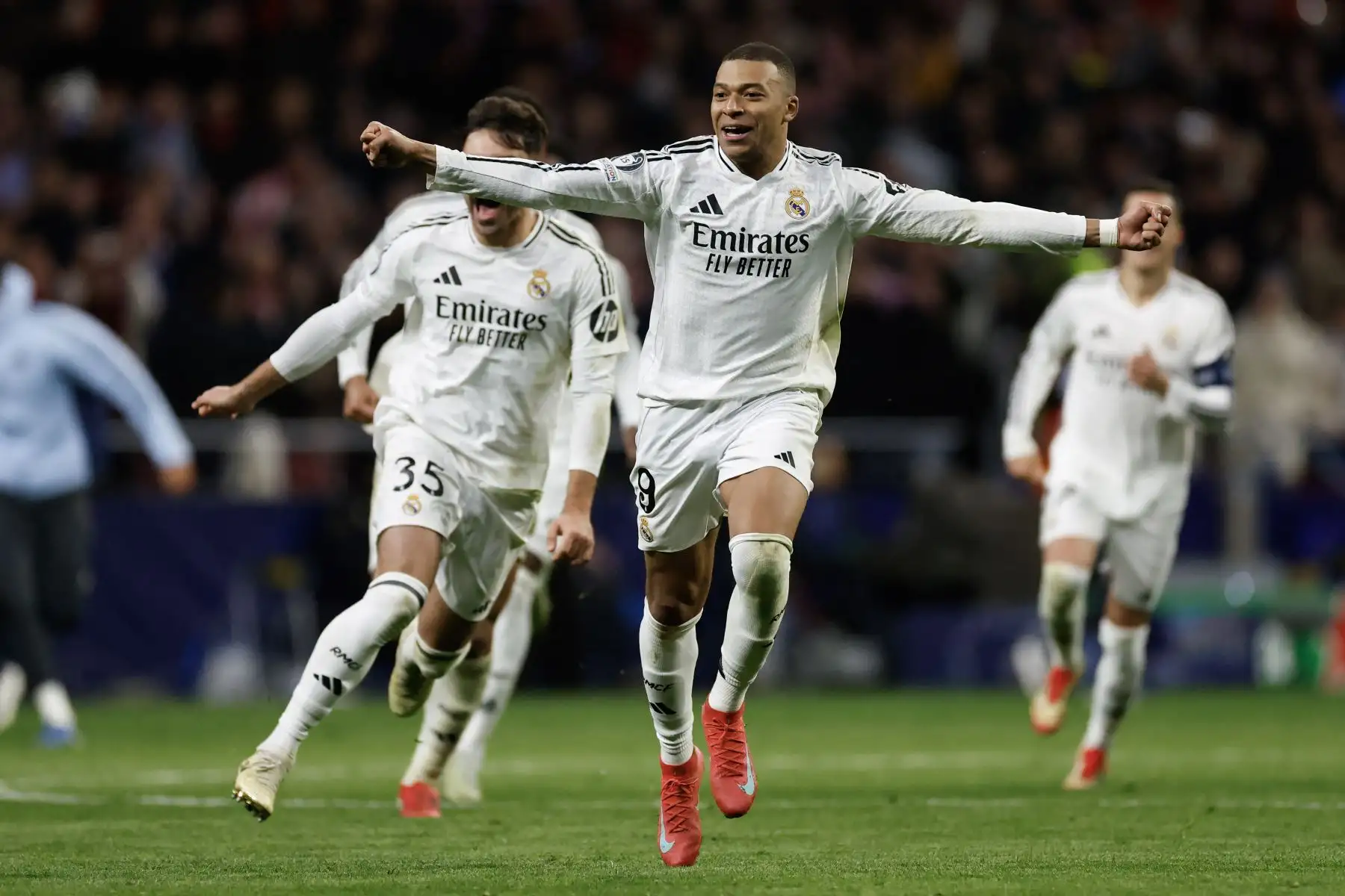 El delantero francés del Real Madrid, Kylian Mbappé, celebra durante la tanda de penaltis durante el partido de vuelta de los octavos de final de la UEFA Champions League entre el Club Atlético de Madrid y el Real Madrid CF en el estadio Metropolitano de Madrid.
Foto: AFP