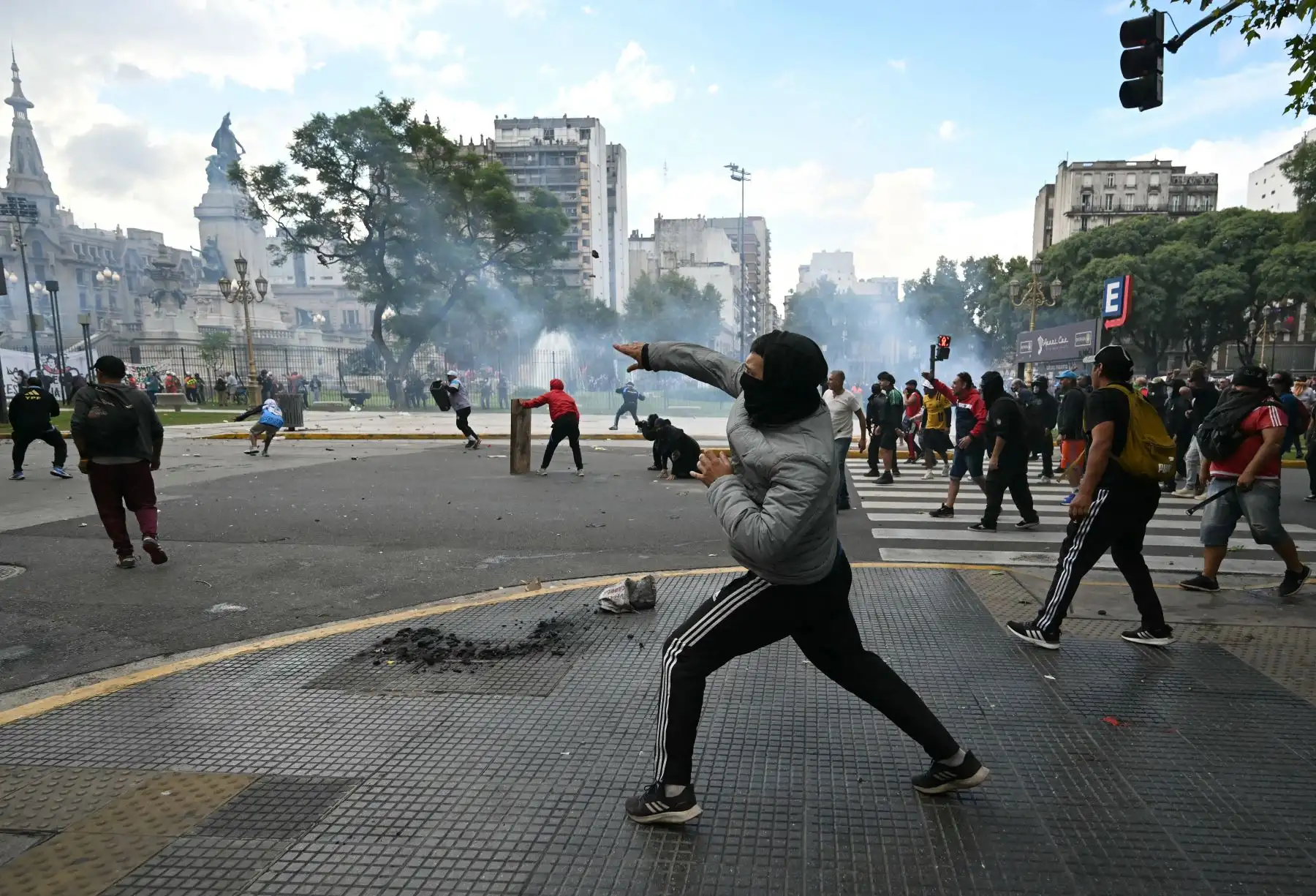 Aficionados al fútbol se enfrentan a policías antidisturbios durante una protesta de jubilados contra el gobierno del presidente Javier Milei en Buenos Aires. AFP