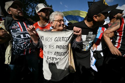 Barras de futbol apoyan protesta de jubilados contra el ajuste fiscal del gobierno de Javier Milei