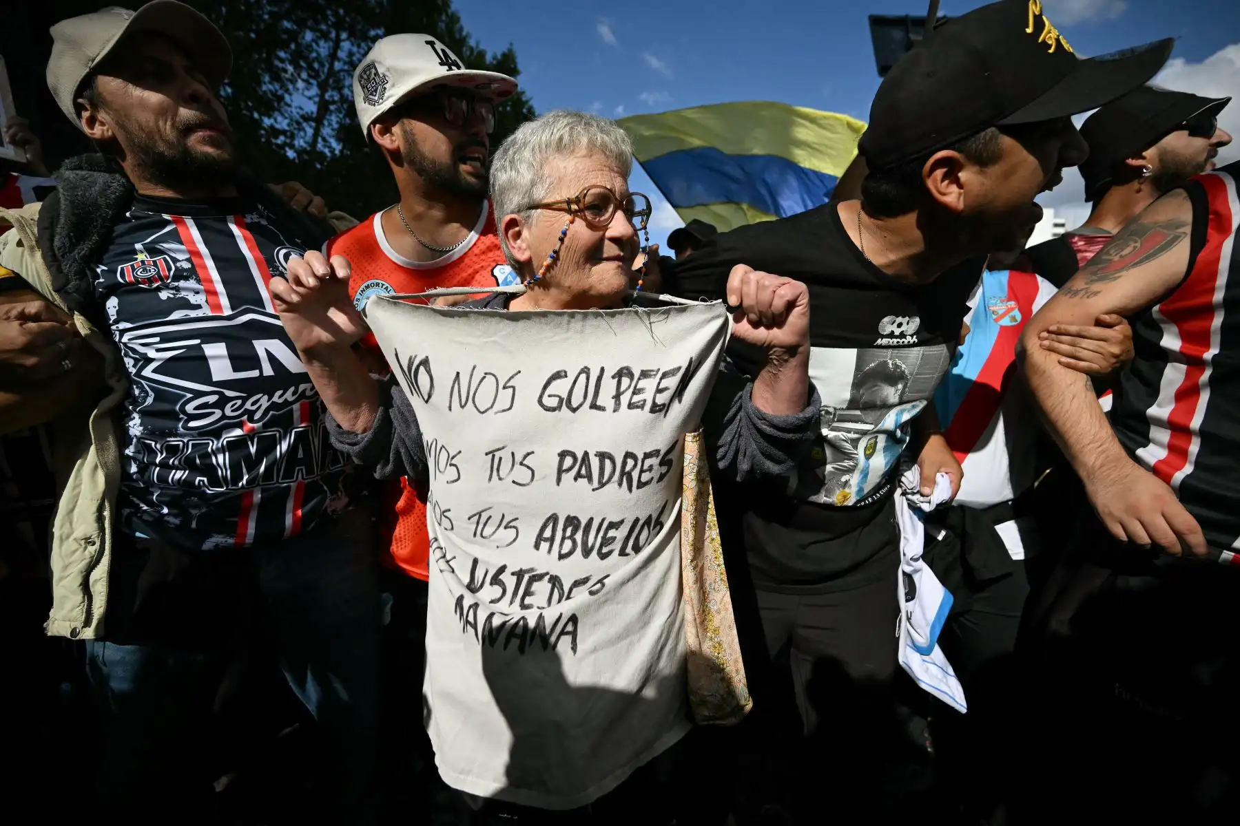 Aficionados al fútbol participan en una protesta de jubilados contra el gobierno del presidente Javier Milei en Buenos Aires. AFP