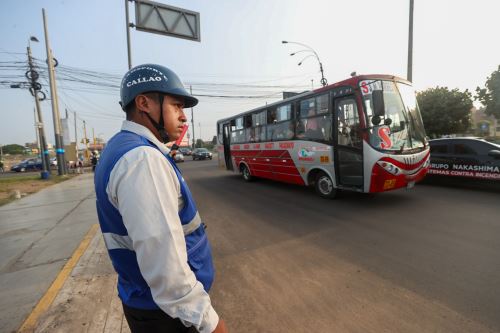 A las 2 de la madrugada de hoy se concluyó con la colocación de capa asfáltica de esta importante avenida, tres horas antes lo estimado por el Ministerio de Transportes y Comunicaciones. ANDINA/Juan Carlos Guzmán