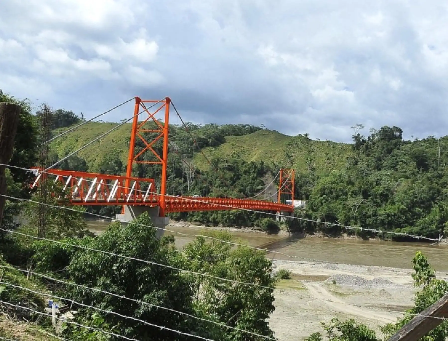 La Policía Nacional de San Martín investiga un presunto atentado contra el puente Punta Arenas, ubicado en el distrito de Campanilla, que cruza el río Huallaga. Vecinos denunciaron el corte de uno de los cables que sostiene dicha infraestructura. ANDINA/Difusión