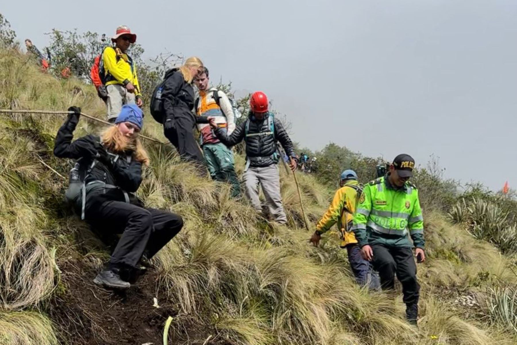 Agentes de la Unidad de Salvamento de Alta Montaña de la Policía Nacional rescataron con éxito a los 26 turistas extranjeros que se varados al pie del nevado Salkantay, en Cusco.