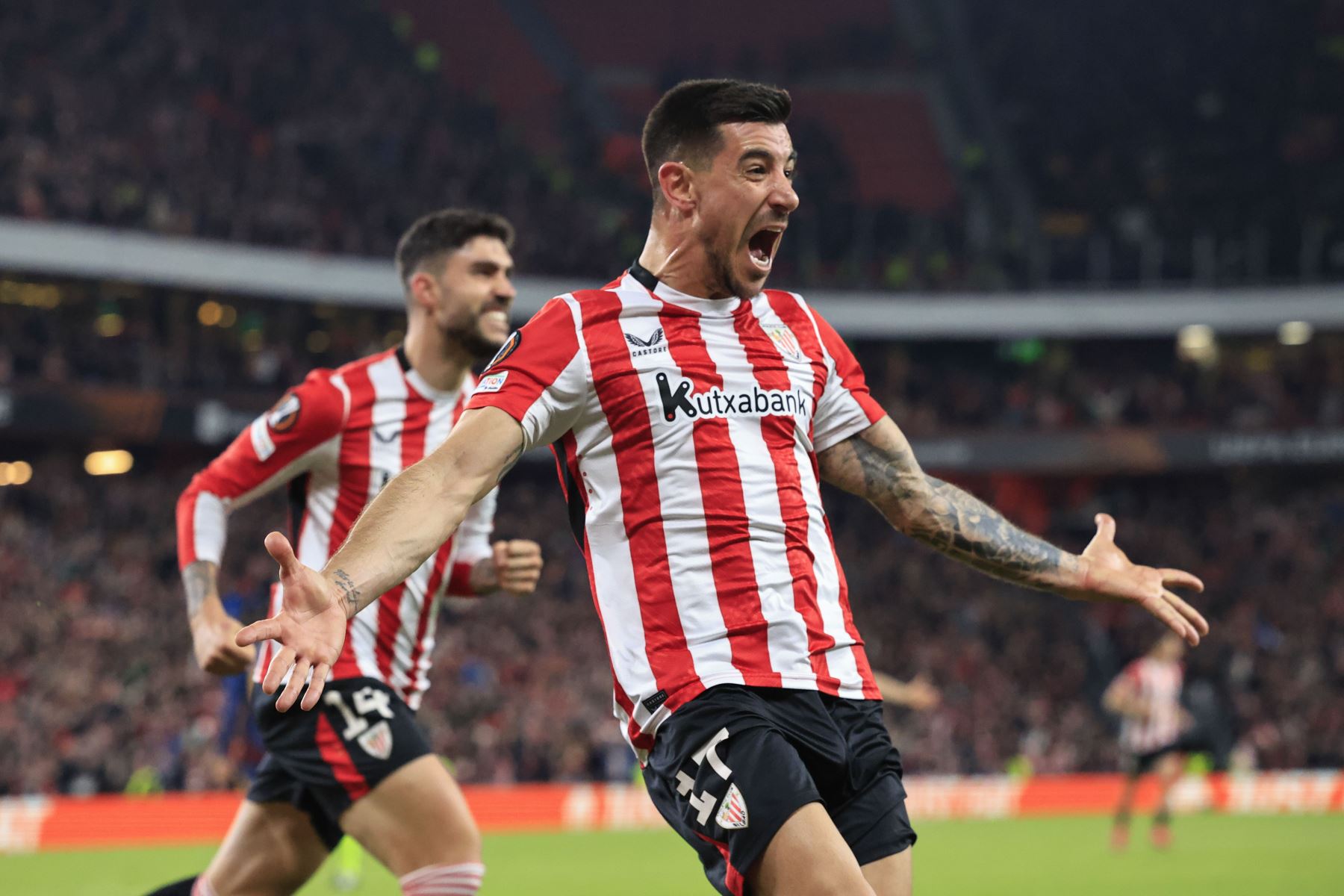 El lateral del Athletic Yuri Berchiche celebra tras anotar el segundo gol del equipo este jueves, durante el partido correspondiente a la vuelta de los octavos de final de la Europa League, entre el Athletic de Bilbao y la Roma, en el estadio de San Mamés de Bilbao. Foto: EFE