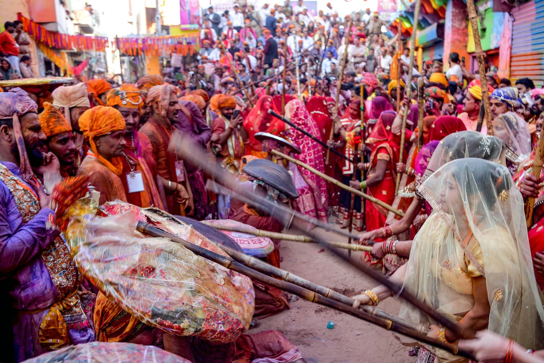 Las mujeres golpean juguetonamente a los juerguistas con palos como un ritual tradicional durante las celebraciones de Lathmar Holi, el festival hindú de colores de primavera, en Barsana, en el estado de Uttar Pradesh, en el norte de la India. Foto: AFP