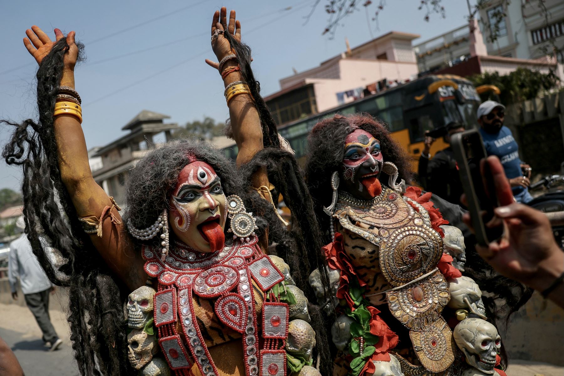 Los devotos hacen un gesto durante una procesión religiosa mientras participan en el 