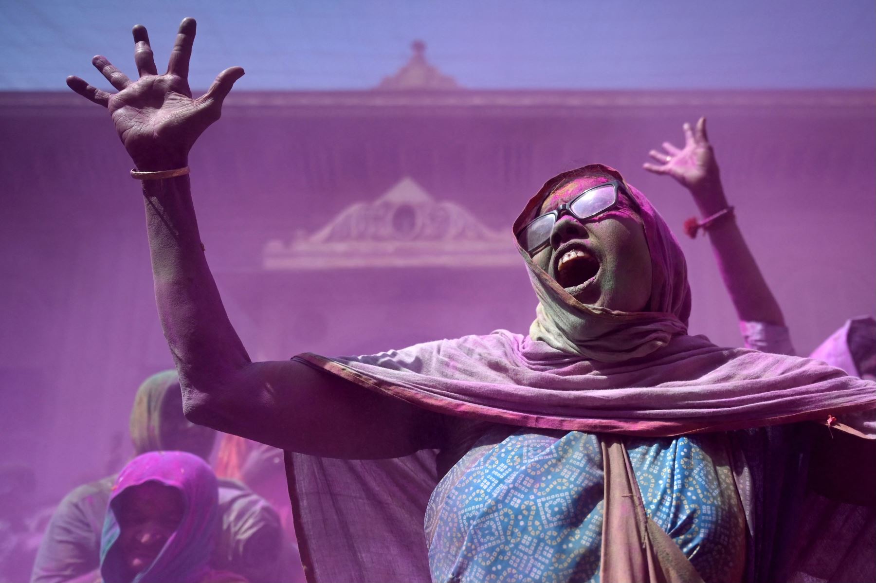 Una viuda untada con gulal (polvo de color), baila mientras celebra Holi, el festival hindú de colores de primavera, en un templo de Vrindavan. AFP