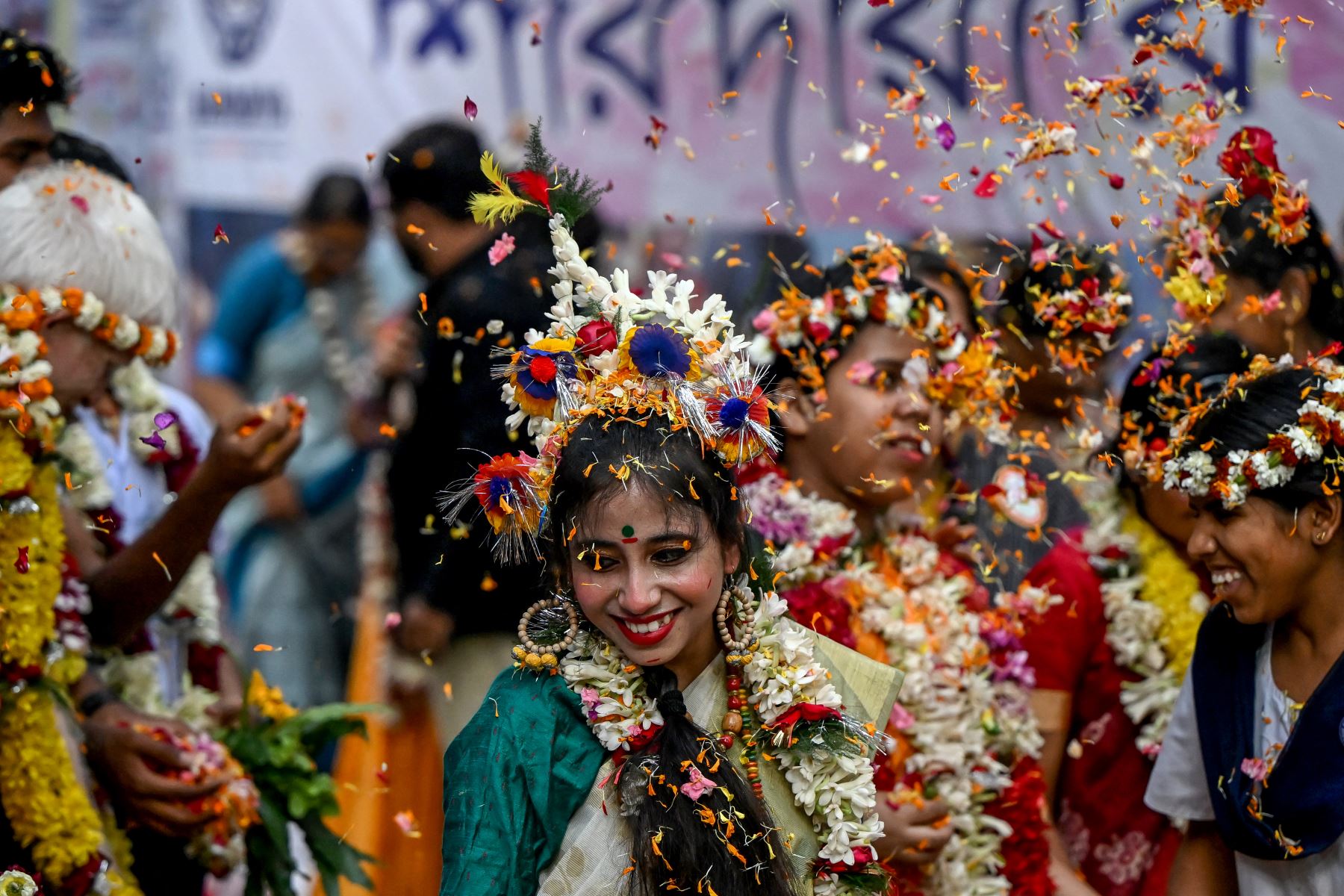 Estudiantes con discapacidad visual se bañan con pétalos de flores durante las celebraciones de Holi, el festival hindú de colores de primavera, en una escuela para ciegos en Calcuta. AFP