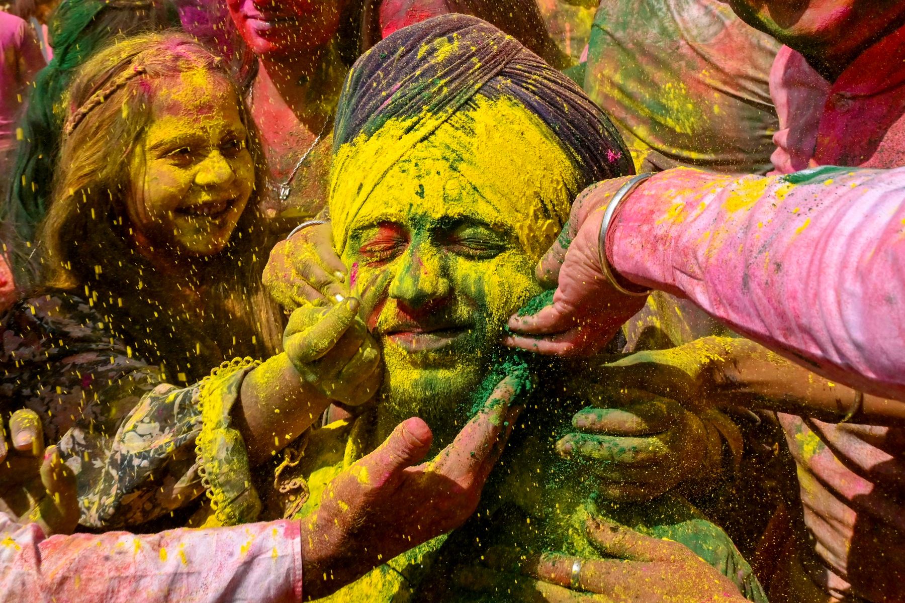 Devotos de la Sociedad Internacional para la Conciencia de Krishna (ISKCON) celebran Holi, el festival hindú de colores de primavera, en un templo en las afueras de Amritsar. AFP