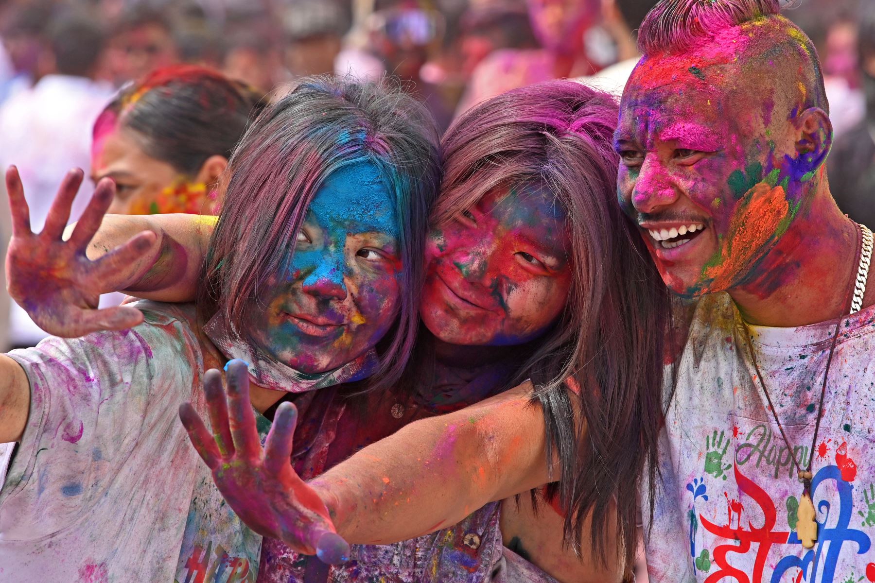 Los juerguistas se toman una selfie mientras celebran Holi, el festival hindú de colores de primavera, en Katmandú. AFP