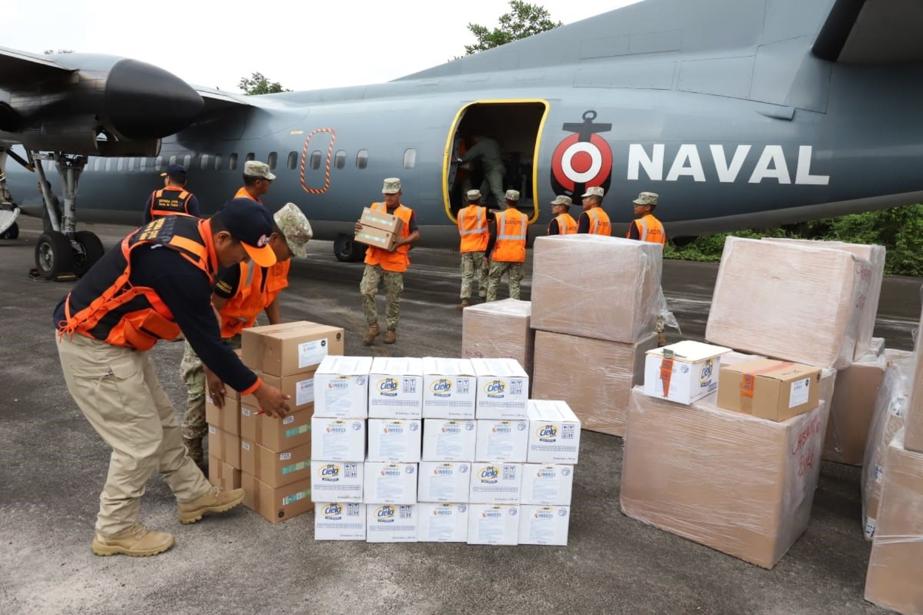 La ayuda humanitaria fue transportada en una aeronave de la Marina de Guerra del Perú. Foto: Indeci