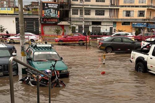 Lluvia torrencial sorprendió esta tarde a los huancaínos. Foto: ANDINA/Cortesía Pedro Tinoco