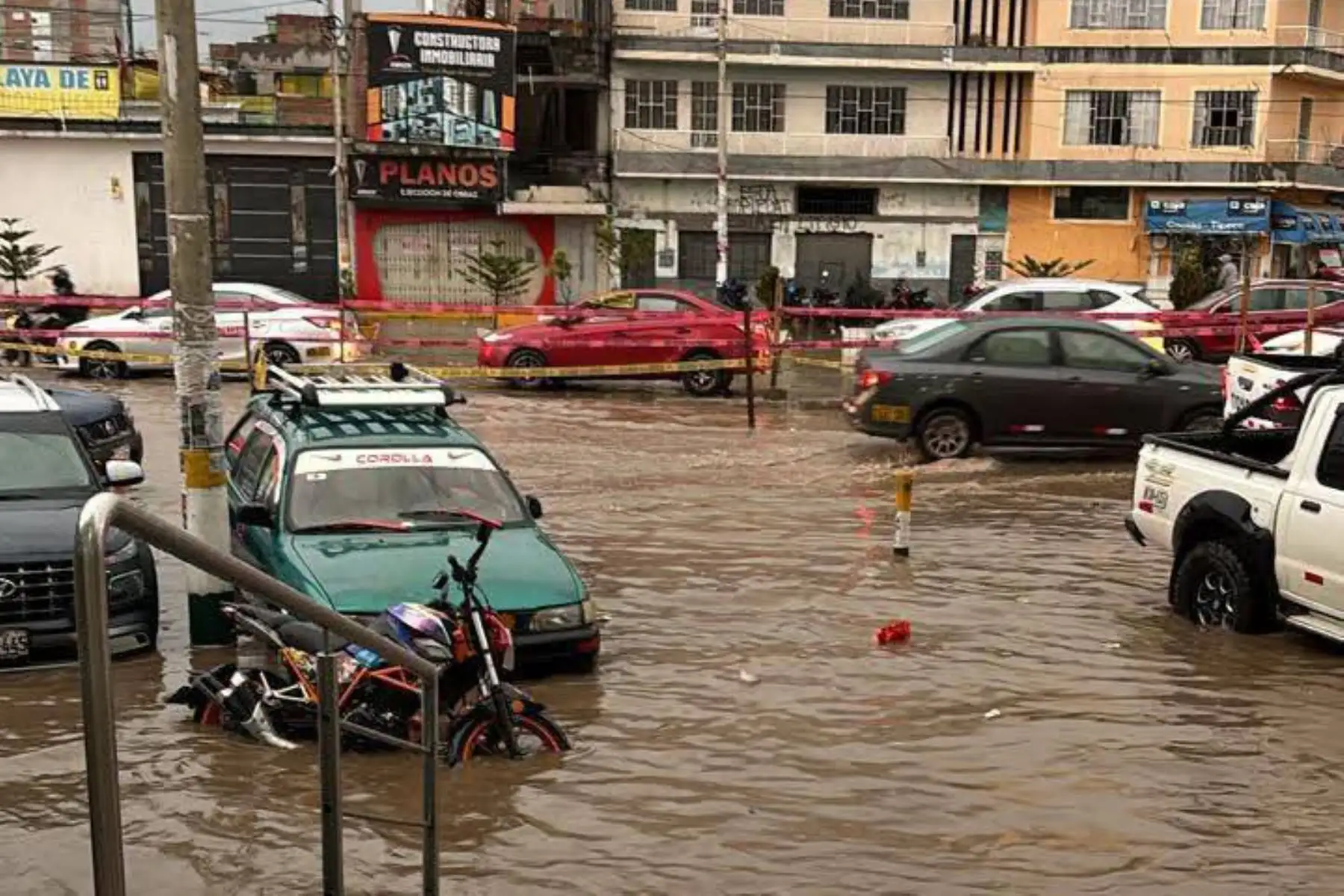 Lluvia torrencial sorprendió esta tarde a los huancaínos. Foto: ANDINA/Cortesía Pedro Tinoco