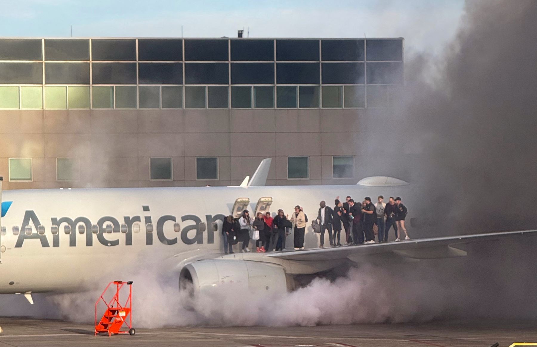 Pasajeros evacuados de vuelo de American Airlines en Denver. Foto: AFP