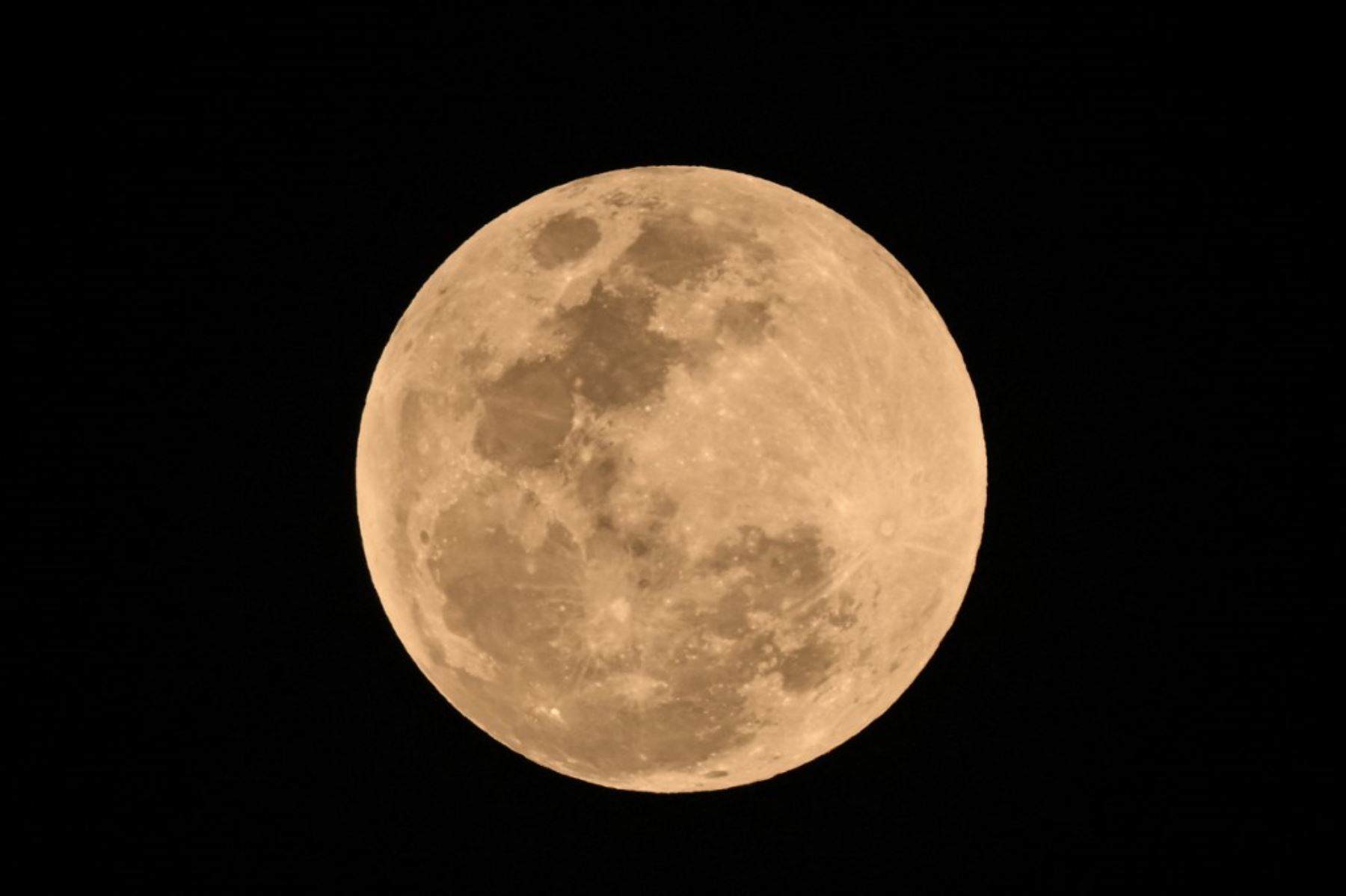 Una luna llena, también conocida como "luna de sangre", se observa sobre la Ciudad de México, antes del eclipse lunar. Foto: AFP