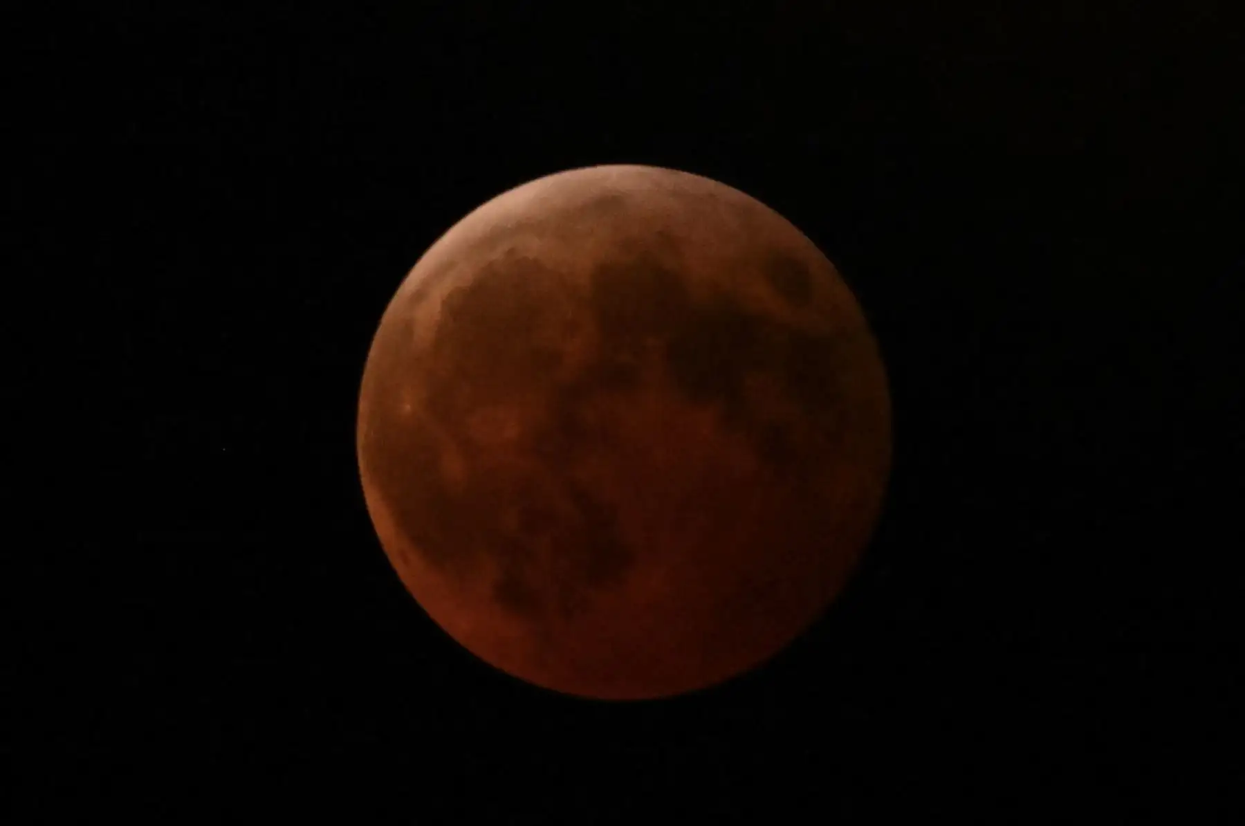 La luna llena, también conocida como "luna de sangre", se observa en la Ciudad de México. Foto: AFP