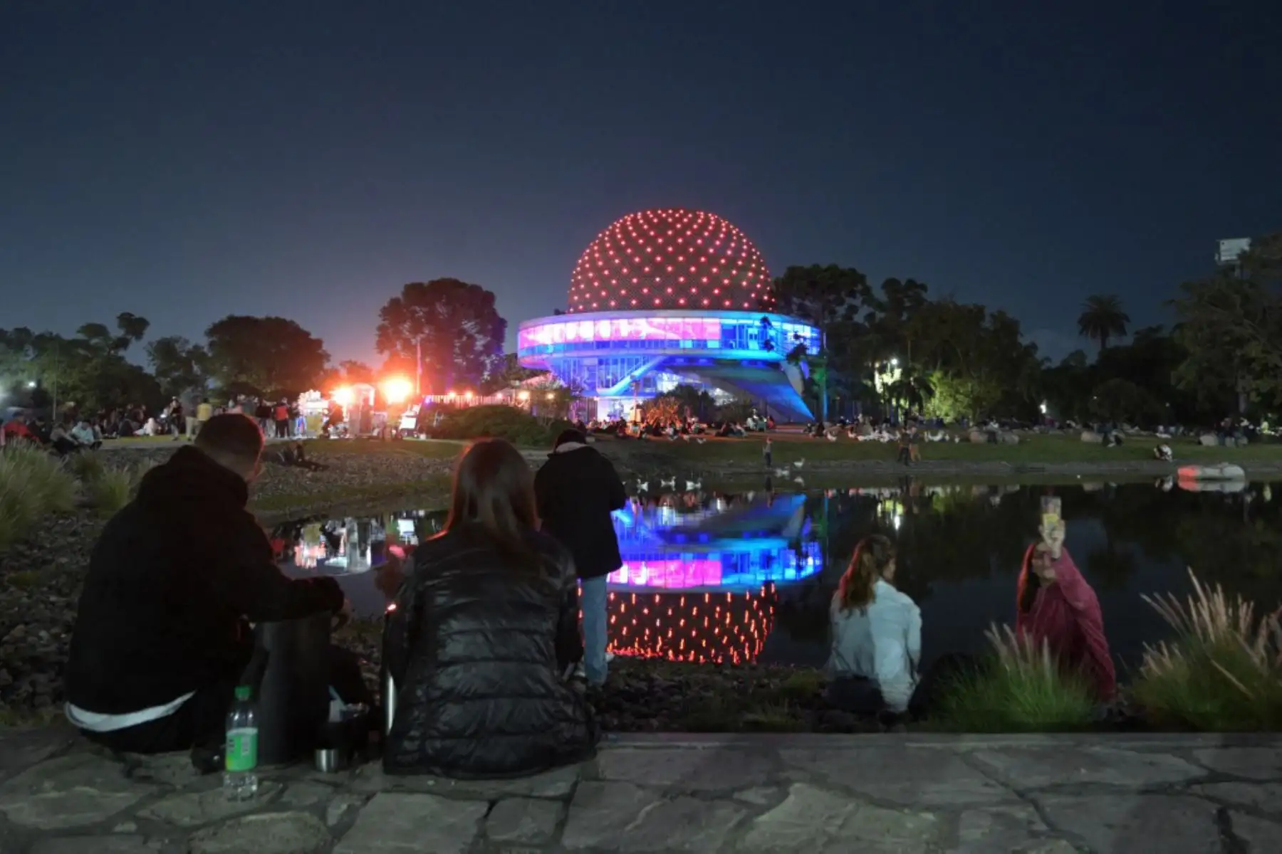 Observadores del cielo observan el eclipse de luna llena en el Planetario Galileo Galilei en Buenos Aires. Foto: AFP