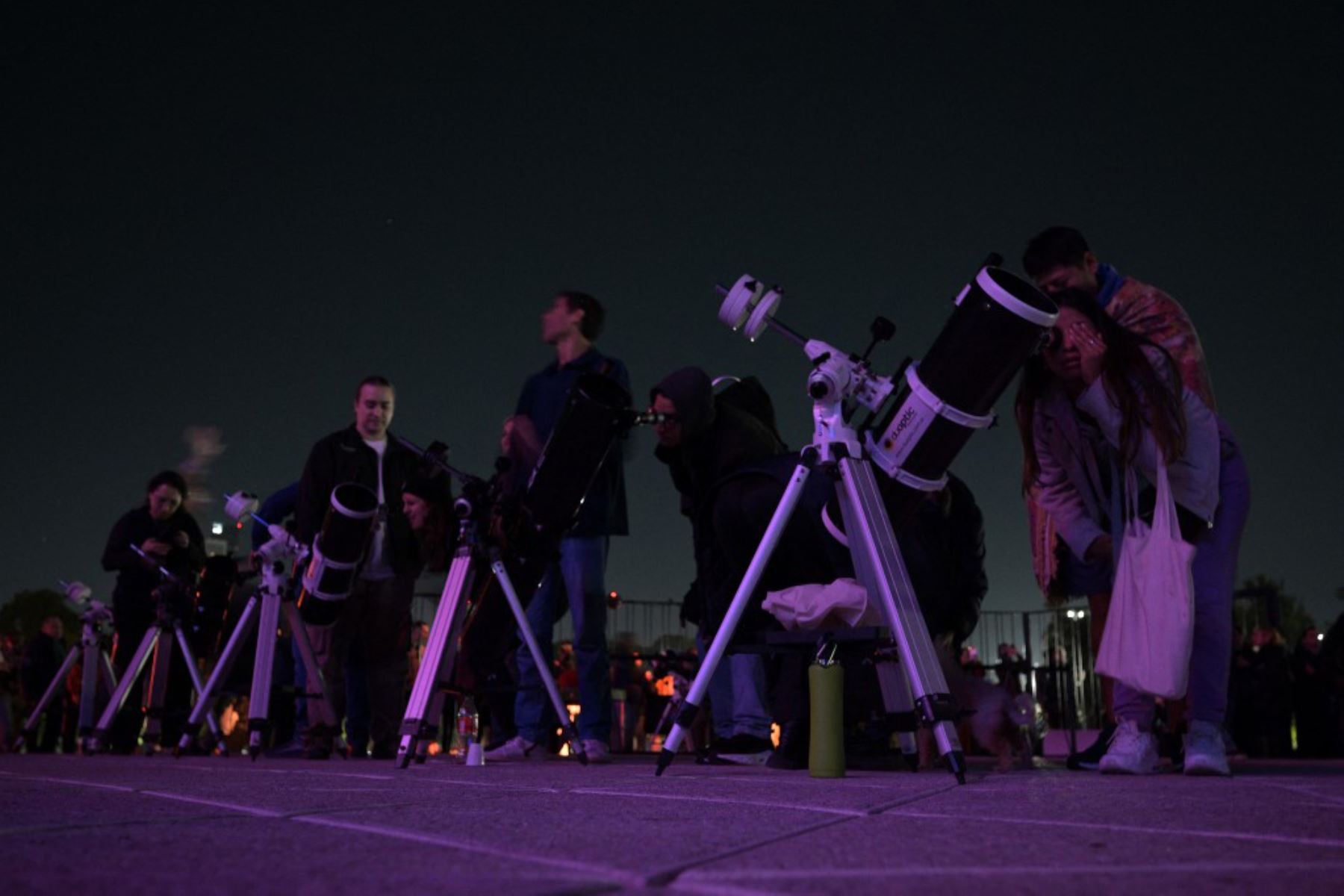 Observadores del cielo observan el eclipse de luna llena en el Planetario Galileo Galilei en Buenos Aires. Foto: AFP