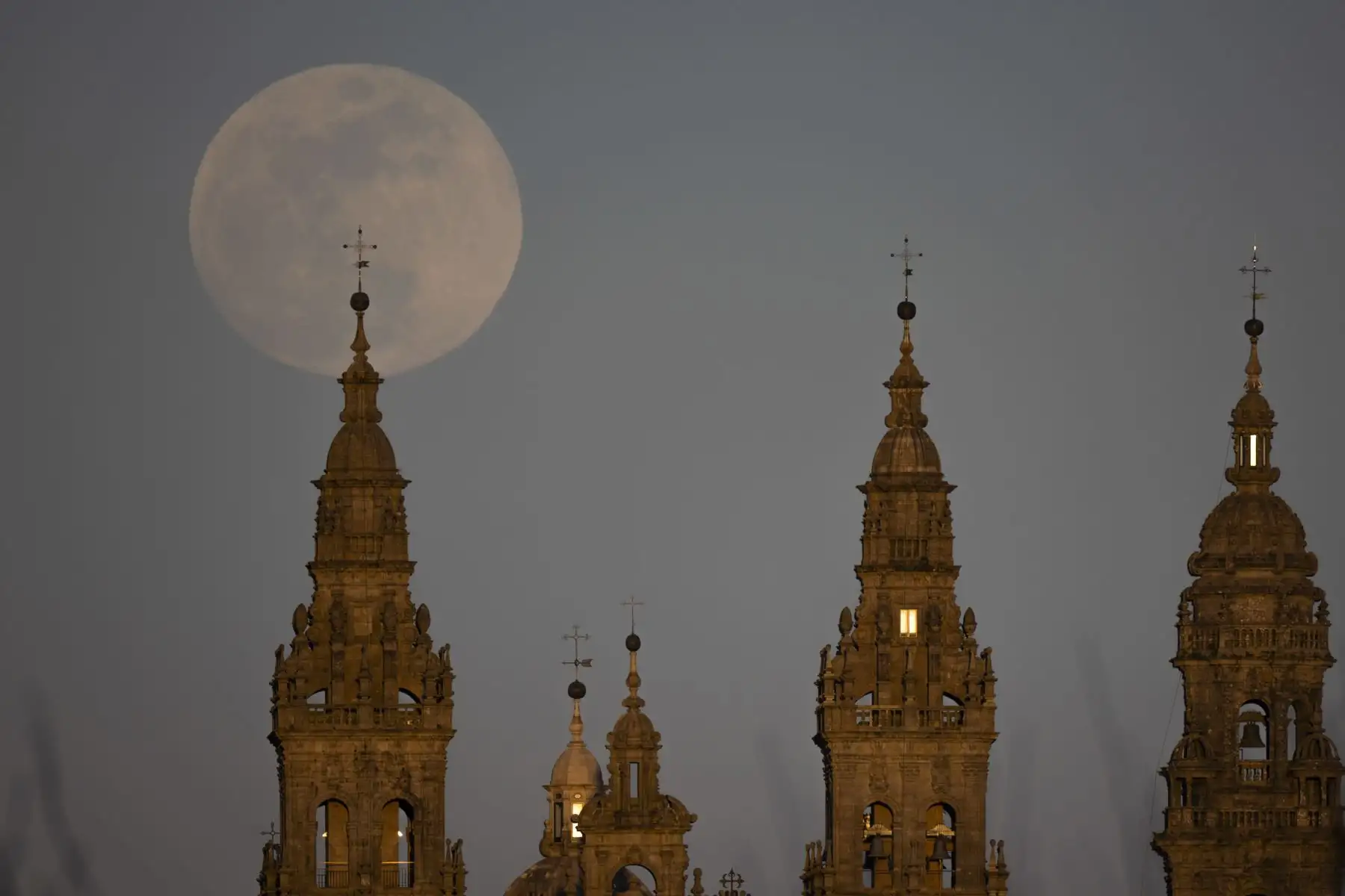 La luna llena sale este jueves, sobre la catedral de Santiago. Esta madrugada se podrá ver el primero de los eclipses de Luna este año, y en este caso será total y visible en gran parte del mundo; en el caso de España se podrá ver -sólo si acompañan los cielos despejados- como total en el centro y el oeste peninsular, en las Islas Canarias y en las ciudades de Ceuta y Melilla. Foto: EFE