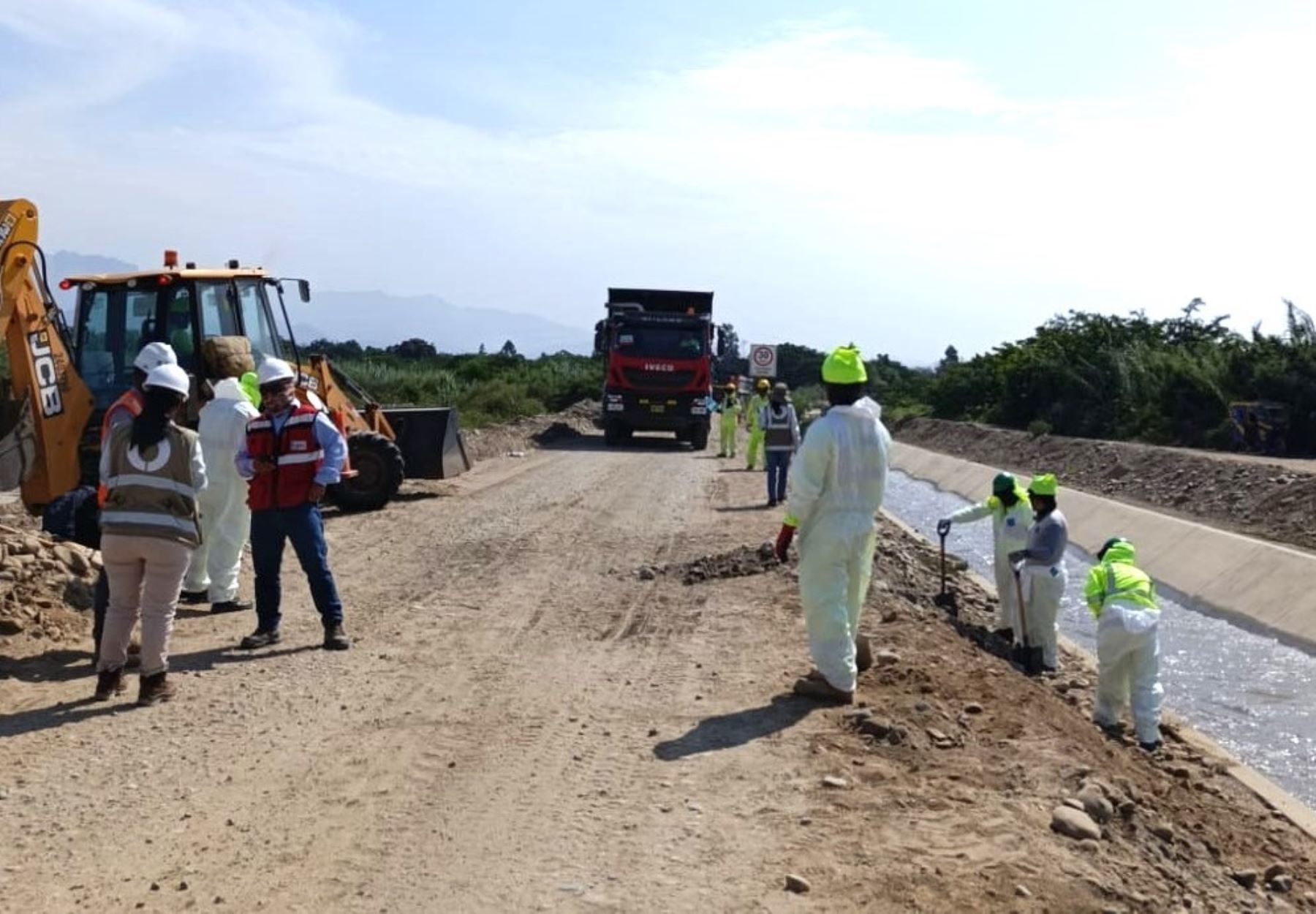 Especialistas del OEFA supervisan el impacto del derrame de combustible desde un camión cisterna. El hecho ocurrió en el distrito de Casa Grande, provincia de Ascope, región La Libertad. ANDINA/Difusión