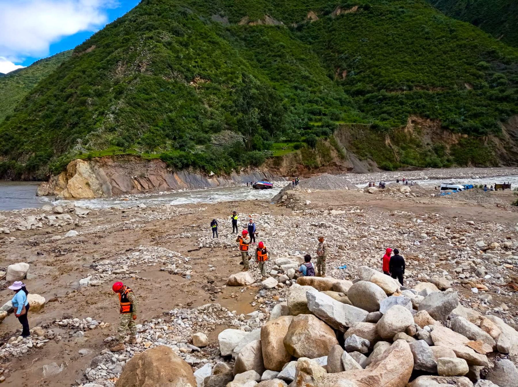 Brigadas de rescate intensifican búsqueda de los desaparecidos tras el huaico de grandes proporciones registrado en el distrito de Chalhuanca, región Apurímac. ANDINA/Difusión