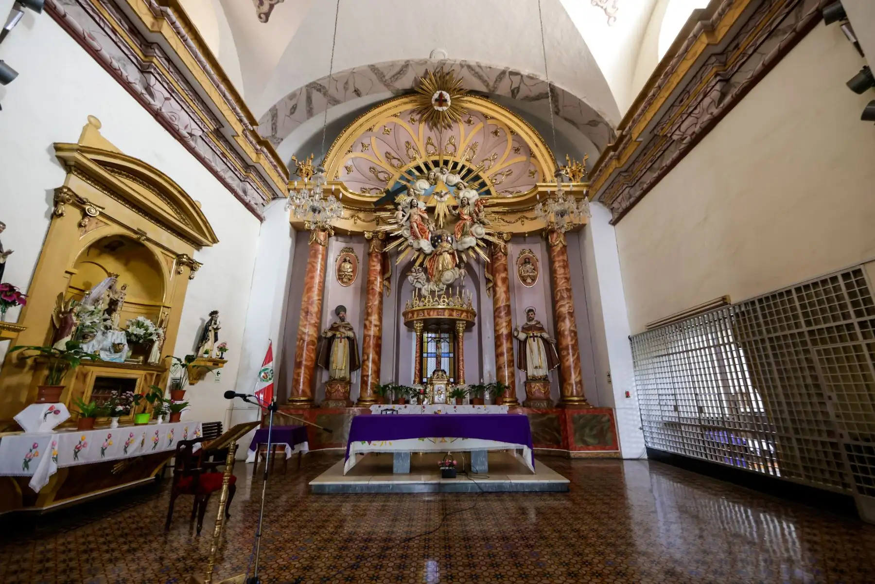 La restauración ha sido bastante compleja porque ha requerido reforzar estructuras y muros de la iglesia y el monasterio, remover cerca de 24 capas de pintura de la fachada, restaurar el muro pretil (ubicado antes de la puerta de ingreso de la iglesia), refaccionar la escultura del arcángel San Miguel y reparar el techo del templo. Foto: ANDINA/Luis Iparraguirre