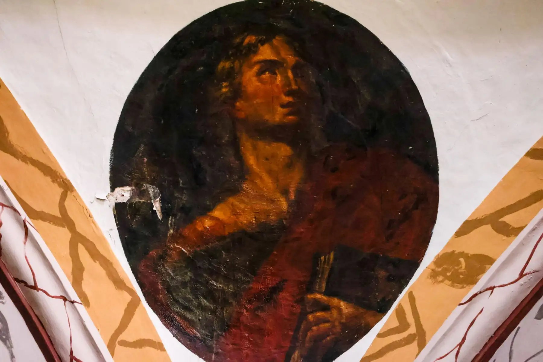 La restauración ha sido bastante compleja porque ha requerido reforzar estructuras y muros de la iglesia y el monasterio, remover cerca de 24 capas de pintura de la fachada, restaurar el muro pretil (ubicado antes de la puerta de ingreso de la iglesia), refaccionar la escultura del arcángel San Miguel y reparar el techo del templo. Foto: ANDINA/Luis Iparraguirre