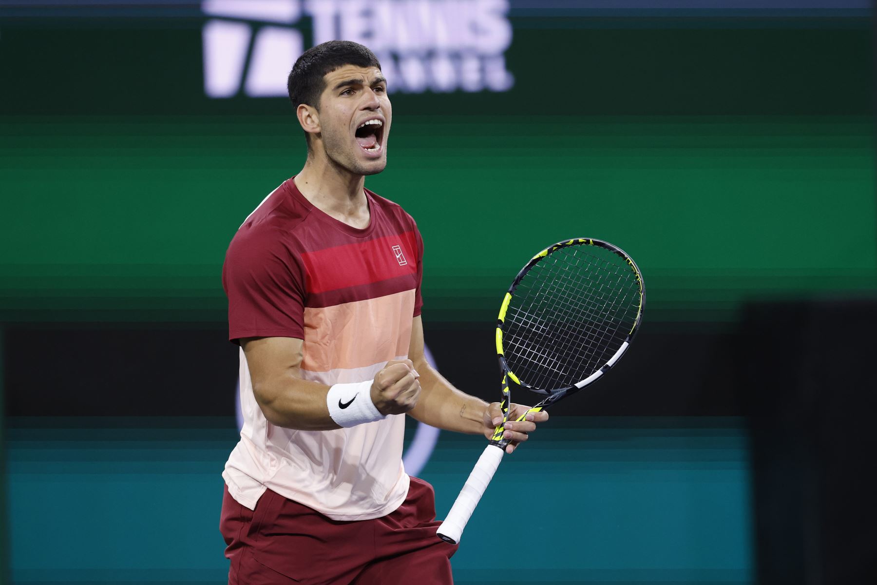 Carlos Alcaraz de España reacciona después de ganar el punto de partido contra Francisco Cerundolo de Argentina durante los cuartos de final masculinos del torneo de tenis BNP Paribas Open en Indian Wells, California, EE. UU., el 13 de marzo de 2025. Foto: EFE