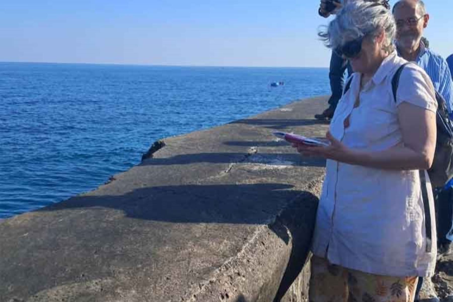 En una ceremonia de despedida, la viuda, Bárbara Corbett, arrojó las cenizas de José Antonio Mazzotti, en el malecón habanero. Foto: Prensa Latina