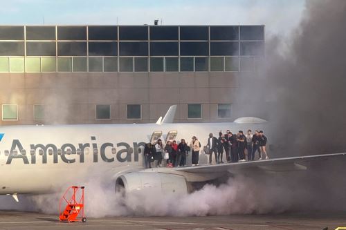 Pasajeros evacuados de vuelo de American Airlines en Denver. Foto: AFP