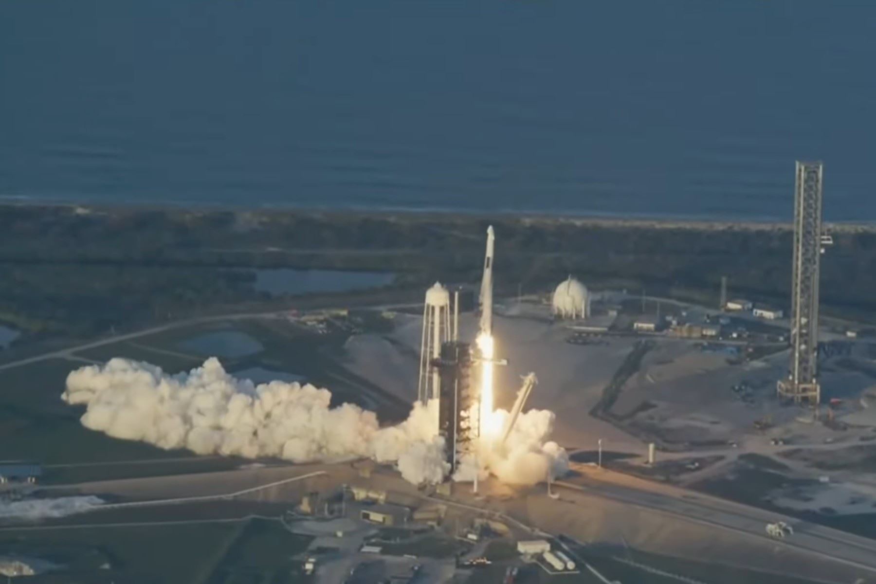 Un cohete SpaceX Falcon 9 impulsó la nave espacial Dragon a la órbita transportando a los astronautas de la NASA Anne McClain y Nichole Ayers, al astronauta de la JAXA (Agencia de Exploración Aeroespacial de Japón) Takuya Onishi y al cosmonauta de Roscosmos Kirill Peskov. Foto:
NASA