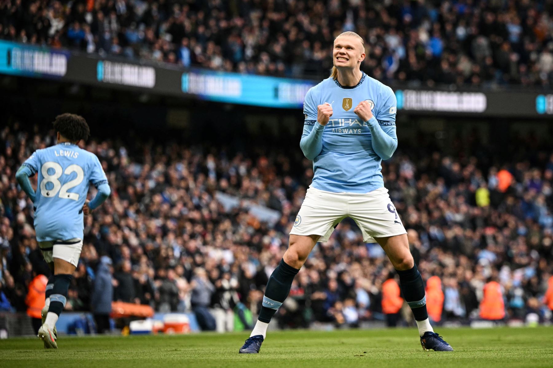 El delantero noruego del Manchester City, Erling Haaland, celebra después de marcar el primer gol de su equipo durante el partido de fútbol de la Premier League inglesa entre el Manchester City y el Brighton and Hove Albion en el Etihad Stadium en Manchester, noroeste de Inglaterra.
Foto: AFP