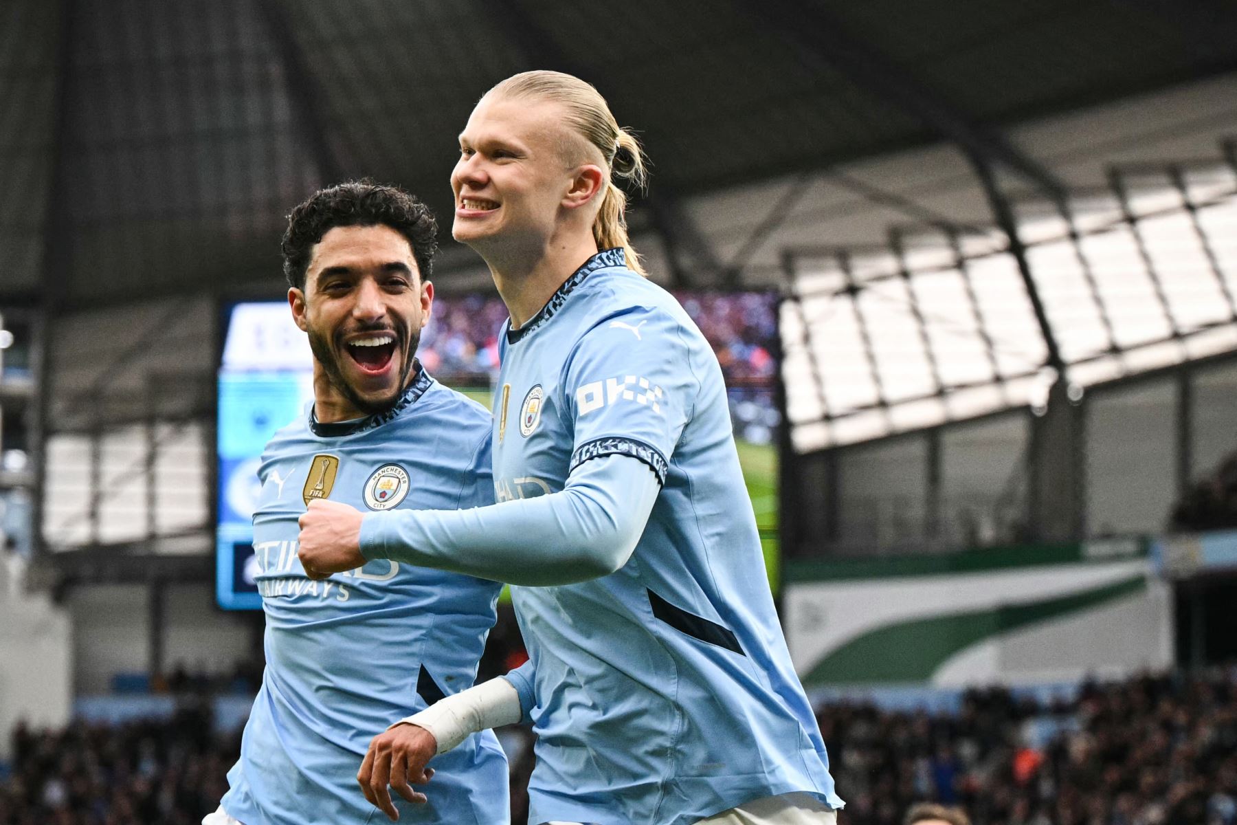 El delantero noruego  del Manchester City, Erling Haaland , celebra con el delantero egipcio  del Manchester City, Omar Marmoush , después de marcar el primer gol de su equipo durante el partido de fútbol de la Premier League inglesa entre el Manchester City y el Brighton and Hove Albion en el Etihad Stadium en Manchester, noroeste de Inglaterra.
Foto: AFP