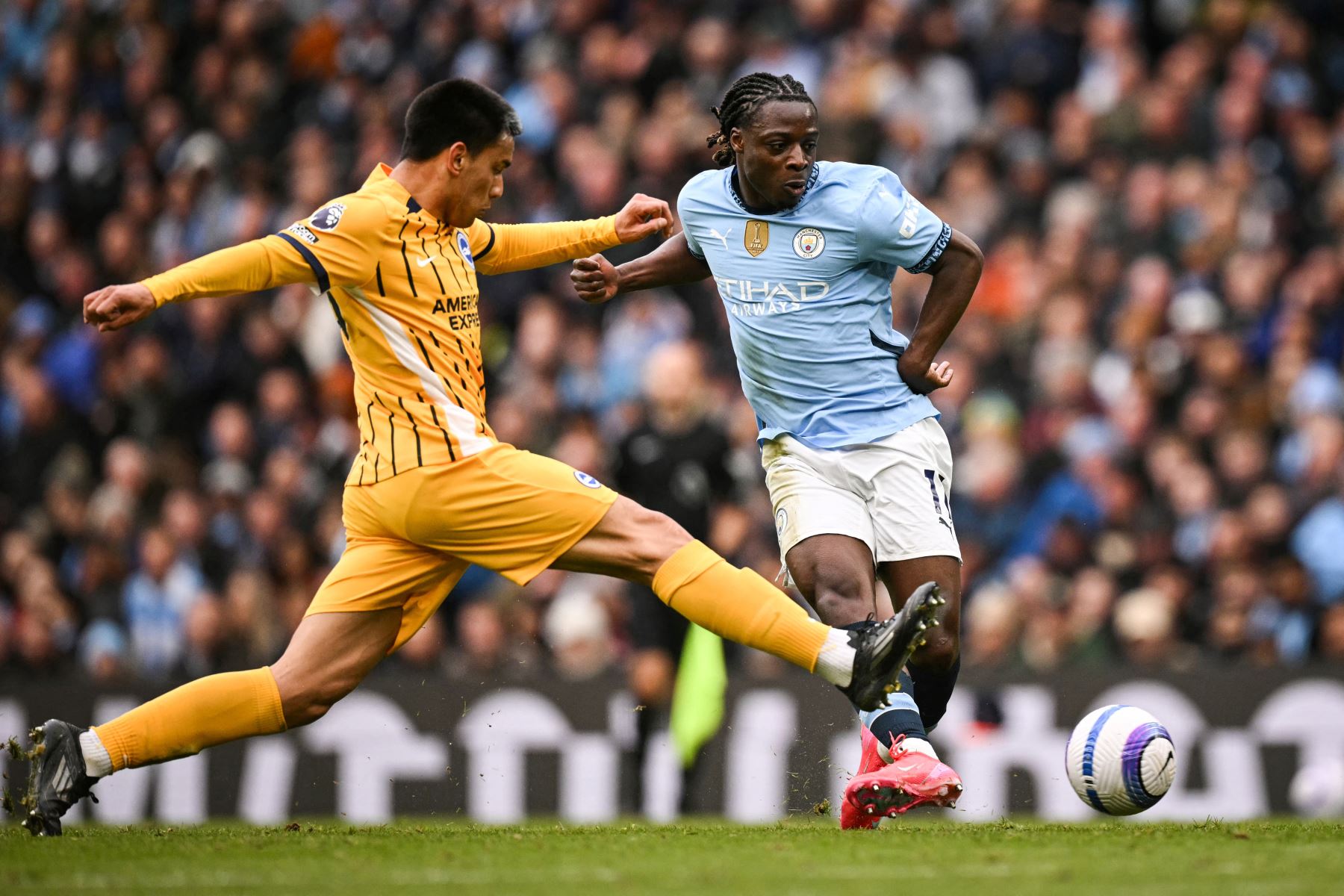 El centrocampista paraguayo  del Brighton, Diego Gómez , disputa el balón con el centrocampista belga del Manchester City, Jeremy Doku, durante el partido de la Premier League inglesa entre el Manchester City y el Brighton and Hove Albion en el Etihad Stadium de Manchester, noroeste de Inglaterra.
Foto: AFP