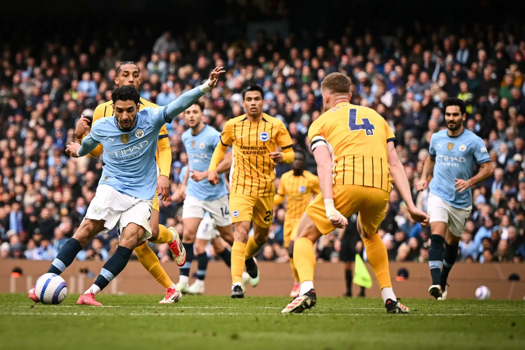 El delantero egipcio del Manchester City, Omar Marmoush , dispara y marca el segundo gol de su equipo durante el partido de fútbol de la Premier League inglesa entre el Manchester City y el Brighton and Hove Albion en el Etihad Stadium en Manchester, noroeste de Inglaterra.
Foto: AFP