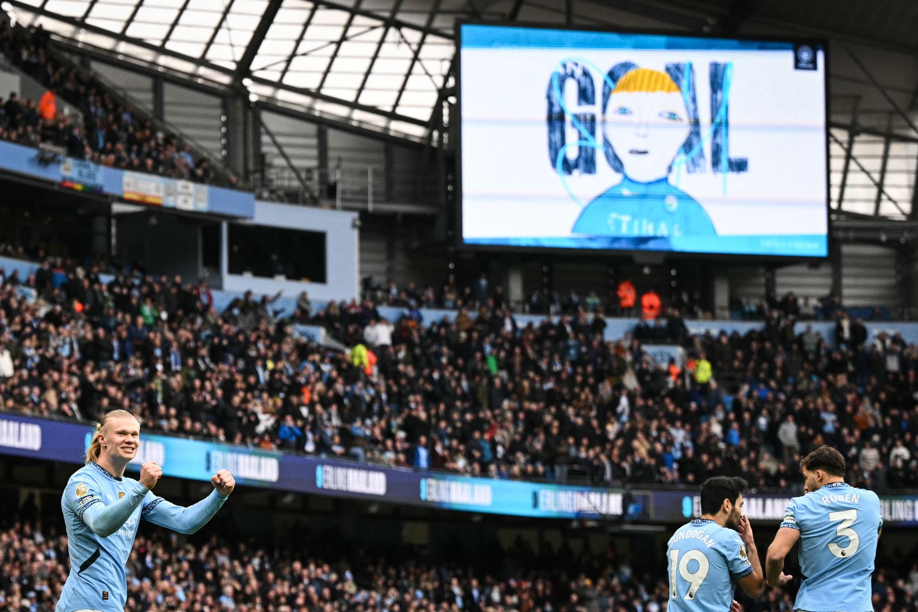 El delantero noruego del Manchester City, Erling Haaland, celebra tras marcar el primer gol de su equipo durante el partido de la Premier League inglesa entre el Manchester City y el Brighton and Hove Albion en el Etihad Stadium de Manchester, noroeste de Inglaterra.
Foto: AFP