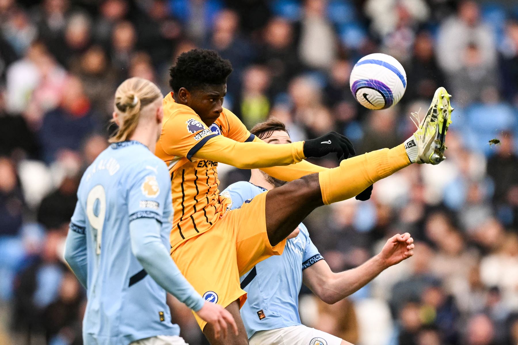 El centrocampista camerunés número 20 del Brighton, Carlos Baleba , controla el balón durante el partido de la Premier League inglesa entre el Manchester City y el Brighton and Hove Albion en el Etihad Stadium de Mánchester, noroeste de Inglaterra.
Foto: AFP