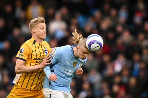 El delantero noruego del Manchester City, Erling Haaland , lucha por el balón con el defensor holandés del Brighton, Jan Paul van Hecke, durante el partido de fútbol de la Premier League inglesa entre el Manchester City y el Brighton and Hove Albion en el Etihad Stadium en Manchester, noroeste de Inglaterra.Foto: AFP